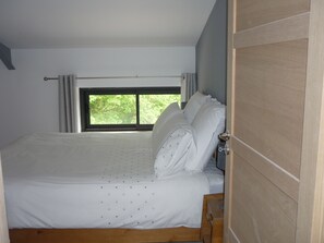 3 slaapkamers, een strijkplank/strijkijzer, internet, beddengoed
