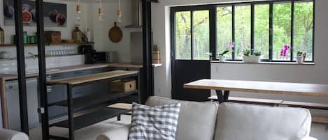 Televisio, DVD-soitin, kirjoja