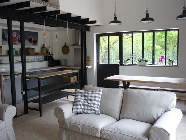 TV, DVD player, books - Workshop n°2 for 6 with shared pool and sauna for lazy days (Semur-en-Auxois)