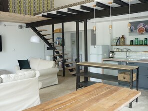 TV, DVD player, books - Workshop n°2 for 6 with shared pool and sauna for lazy days (Semur-en-Auxois)