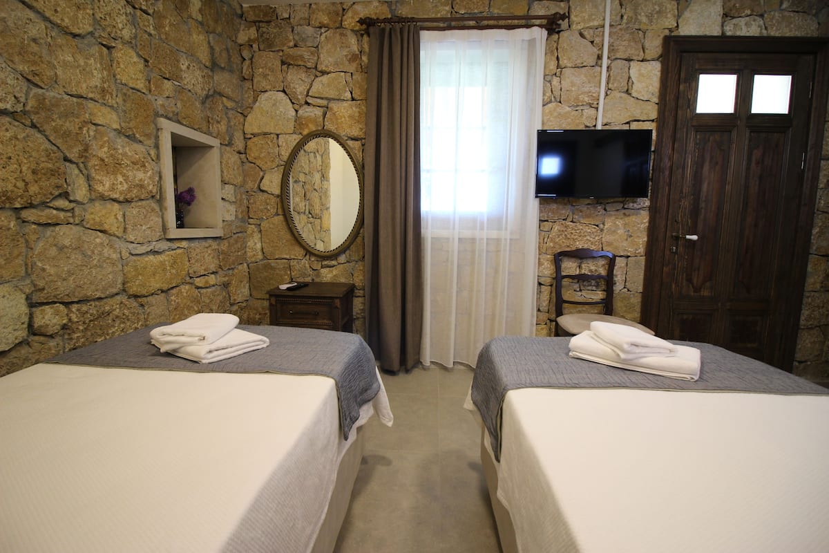 standard twin room, garden view | 1 bedroom, desk, free wifi, bed sheets