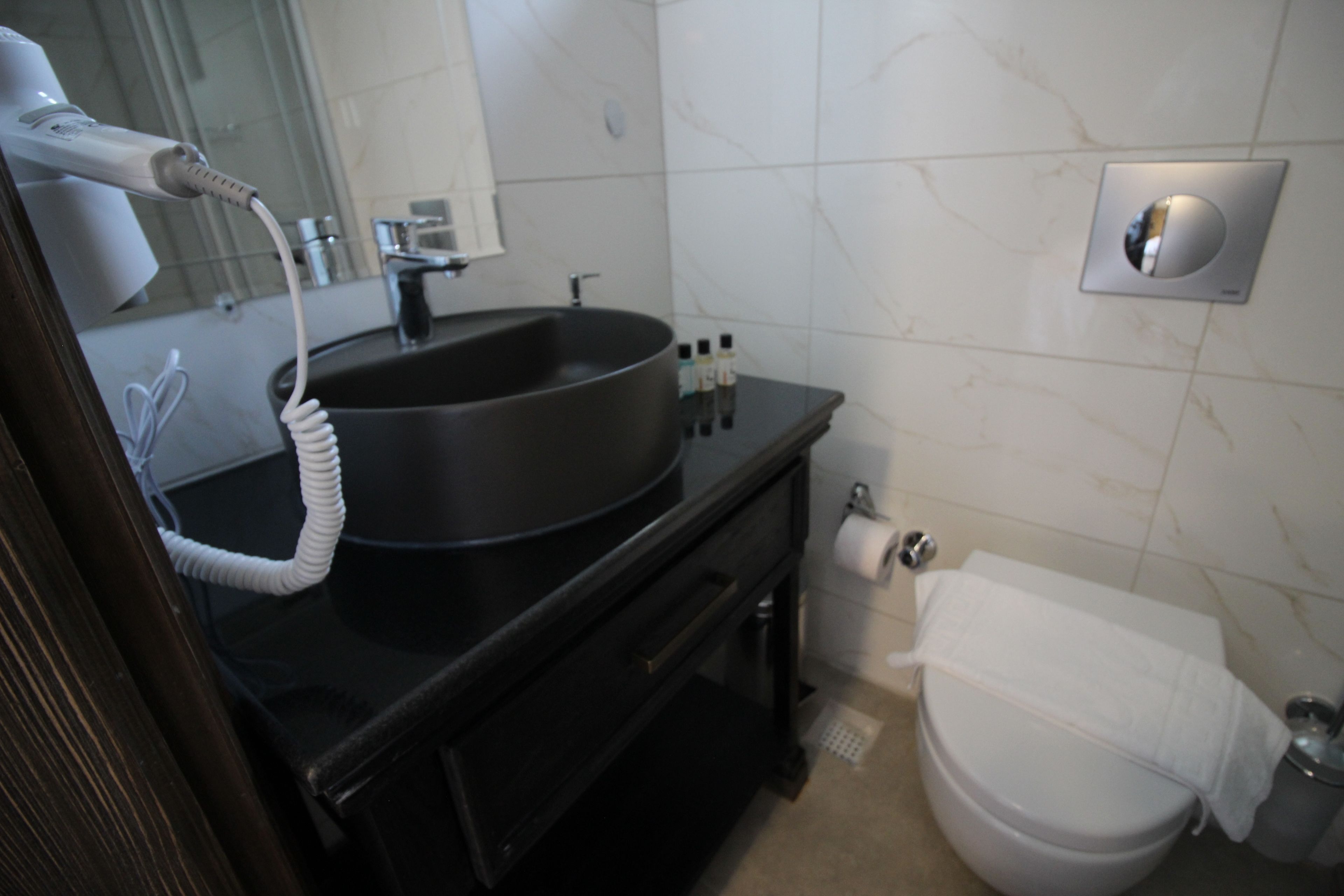 standard twin room, garden view | bathroom | shower, hydromassage showerhead, free toiletries, hair dryer