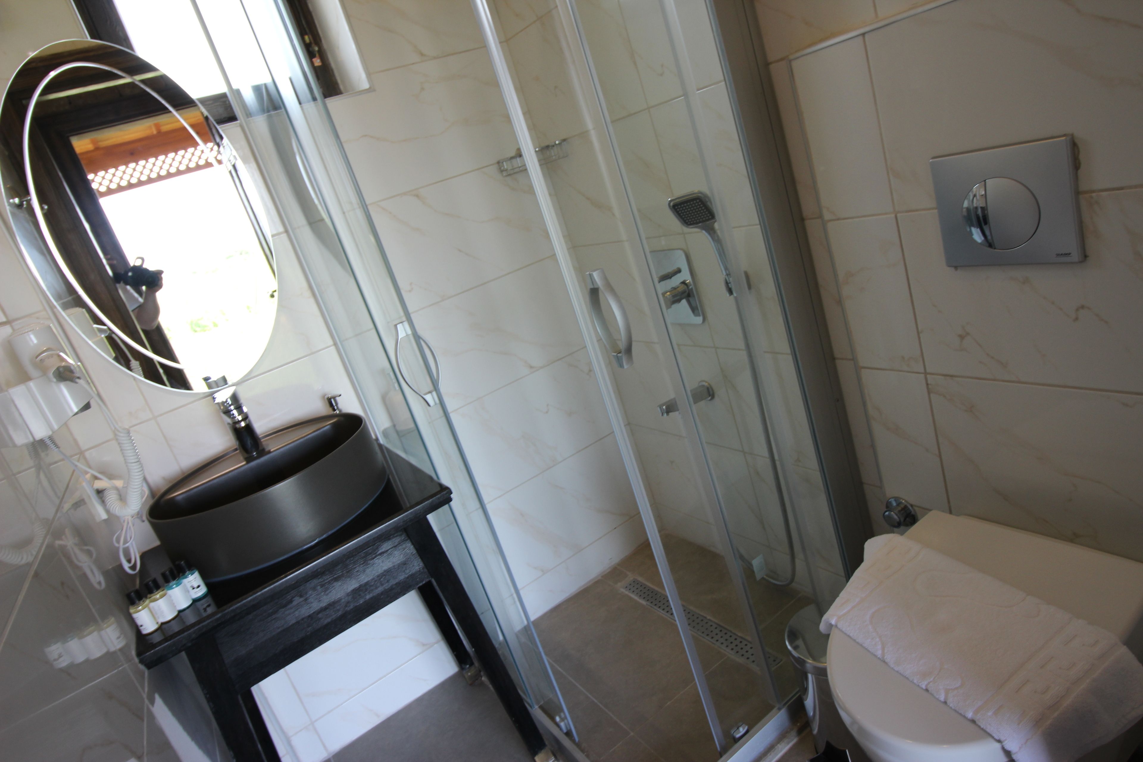 standard double room, garden view | bathroom | shower, hydromassage showerhead, free toiletries, hair dryer