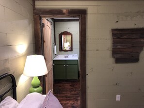 Suihkun ja ammeen yhdistelmä, hiustenkuivaaja, pyyhkeet, saippua