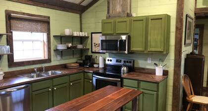 3br2bath farmhouse 7min d'town Mem ❤️1 pet free 2nd pet considered for fee