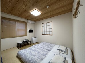 Phòng truyền thống (Japanese Style) | Bàn, màn/rèm cản sáng, phòng cách âm 