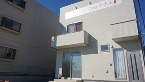 A modern building with a sign reading "Karin Doo Hotel". - Karin Doo Hotel (Tomisato)
