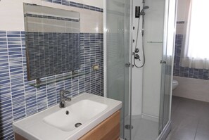 Shower, hair dryer, bidet, towels