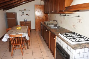 Fridge, oven, stovetop, coffee/tea maker