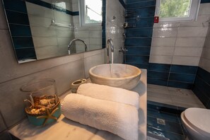 Ensemble baignoire-douche, séchoir à cheveux, serviettes fournies