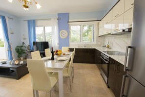 Réfrigérateur, micro-ondes, four, cafetière/bouilloire