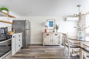 Køleskab/fryser i fuld størrelse, mikrobølgeovn, ovn, kogeplade