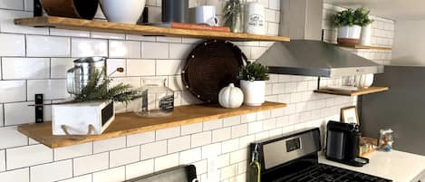 Full-sized fridge, microwave, oven, stovetop