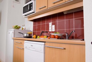 Frigorifero, microonde, piano cottura, lavastoviglie