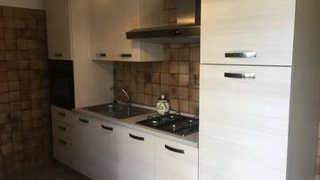 Fridge, oven, stovetop, coffee/tea maker