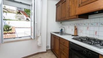 Kühlschrank, Ofen, Geschirrspüler, Esstisch