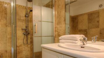 Douche, serviettes fournies