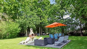 A patio area with outdoor furniture, a barbecue grill, and an umbrella. - Homerez - House in Saint-Alban (Saint-Alban)