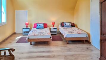 3 bedrooms, iron/ironing board, travel cot, free WiFi