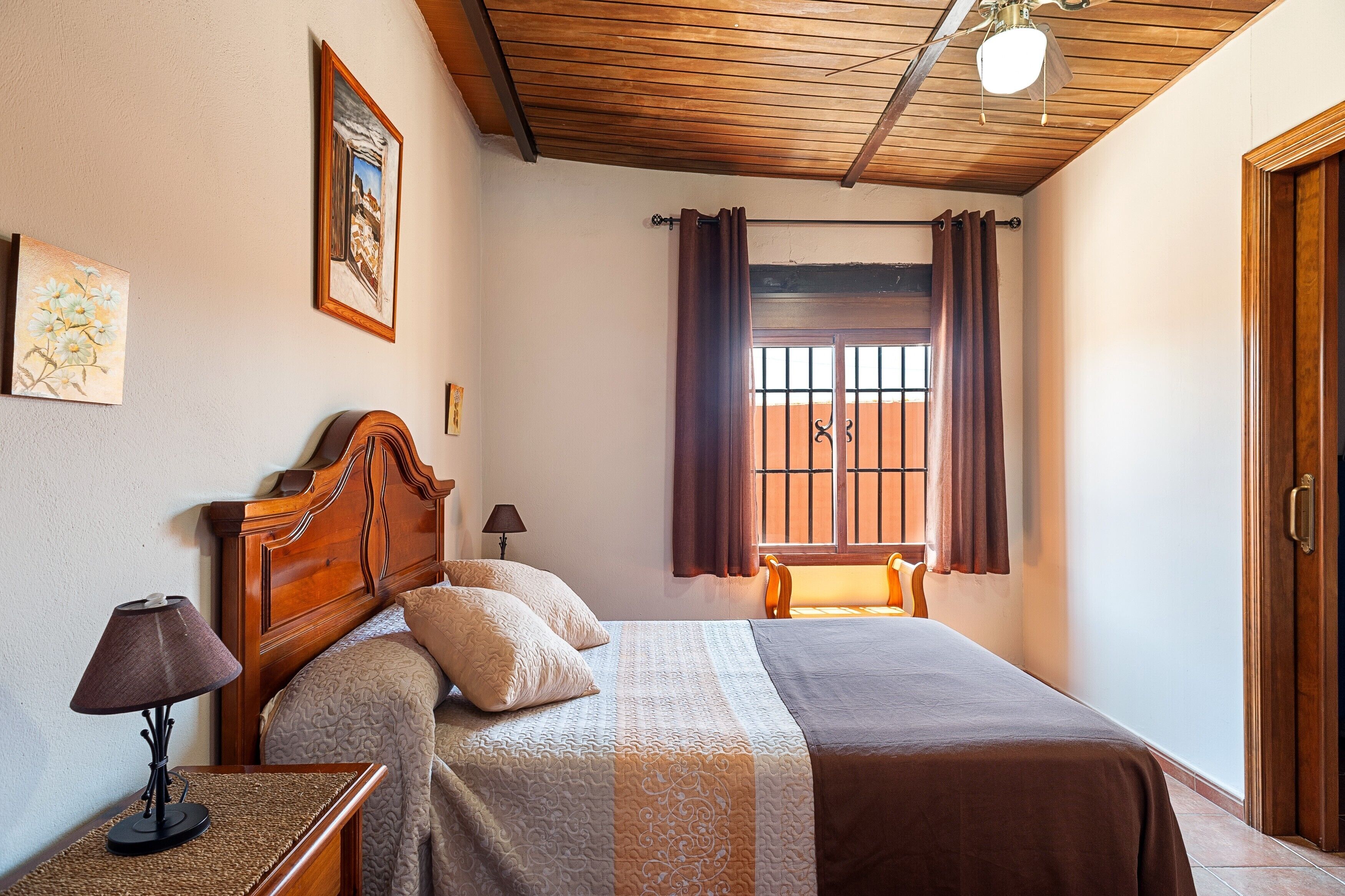 3 slaapkamers, een strijkplank/strijkijzer, gratis wifi, beddengoed