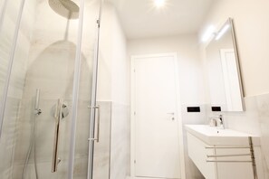 Kostenlose Toilettenartikel, Haartrockner, Toilettenpapier