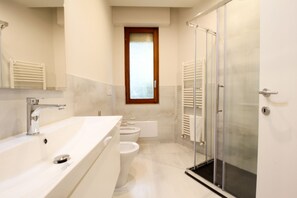 Kostenlose Toilettenartikel, Haartrockner, Toilettenpapier