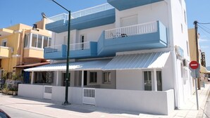 Un immeuble à plusieurs étages doté de balcons, un panneau de signalisation et un panneau indiquant l’interdiction d’accès.