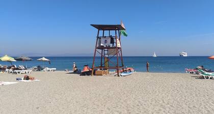 Bright apartment just a minute from the beach