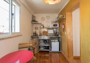 Fridge, microwave, stovetop, cookware/dishes/utensils - Artsy Studio in the City Center (Lisboa)