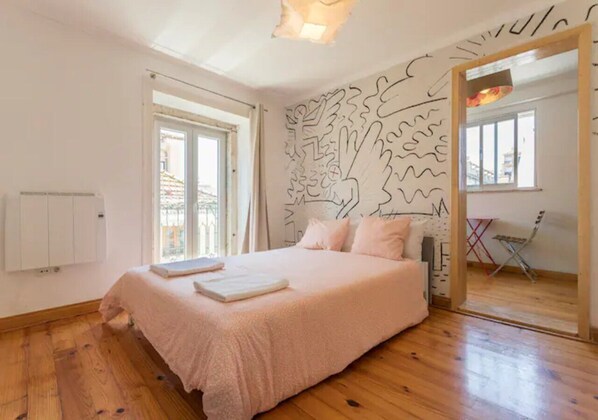 1 bedroom, iron/ironing board, Internet, bed sheets - Artsy Studio in the City Center (Lisboa)