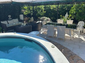 Outdoor dining - Juan Les Pins -Very nice apartment in Villa with swimming pool 10 min from the beach (Antibes)