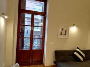 TV - (1B) One Bedroom Central Neoclassical Apartment in Psiri-Historic Center! (Athina)