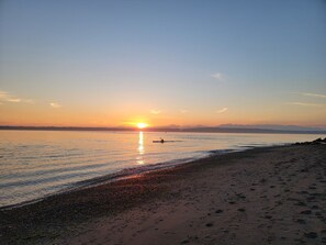 Beach towels - Wooded Oasis
A Modern & Cosy MIL Suite with a Private Hot Tub & Pool. (Lynnwood)