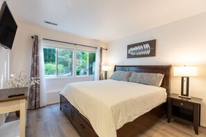 2 bedrooms, iron/ironing board, WiFi, bed sheets - Wooded Oasis
A Modern & Cosy MIL Suite with a Private Hot Tub & Pool. (Lynnwood)