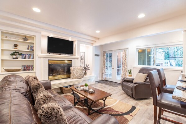 TV, fireplace, books - Wooded Oasis
A Modern & Cosy MIL Suite with a Private Hot Tub & Pool. (Lynnwood)