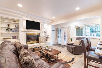 Wooded Oasis
A Modern & Cosy MIL Suite with a Private Hot Tub & Pool.