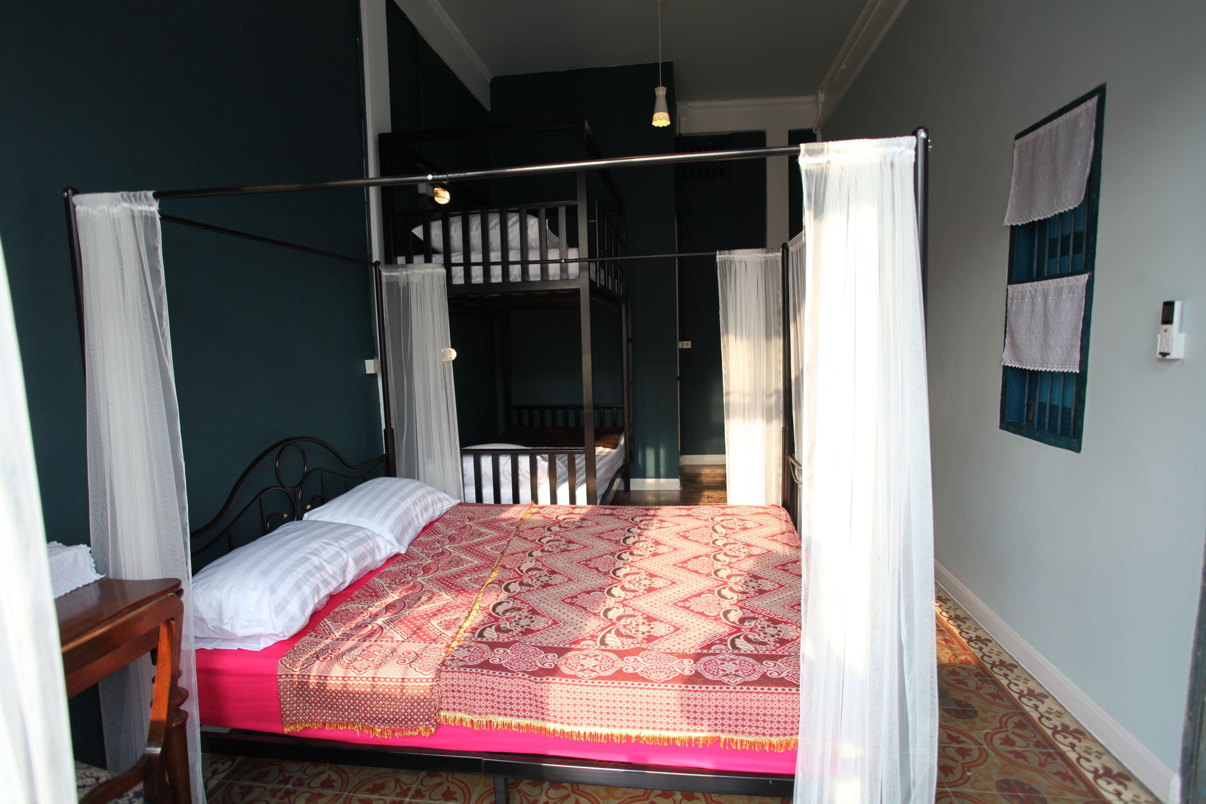 1 habitación, tabla de planchar con plancha y acceso a internet 