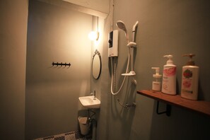 Haartrockner, Handtücher, Shampoo