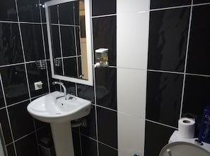 Family Quadruple Room, 1 Bedroom, Private Bathroom | Bathroom