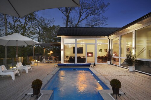 Luxury villa with pool near water and 5 min to city & 20 min to airport