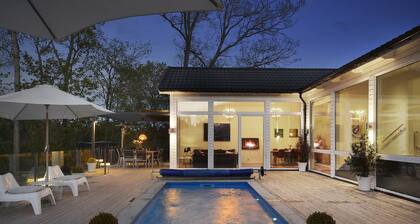 Luxury villa with pool near water and 5 min to city & 20 min to airport