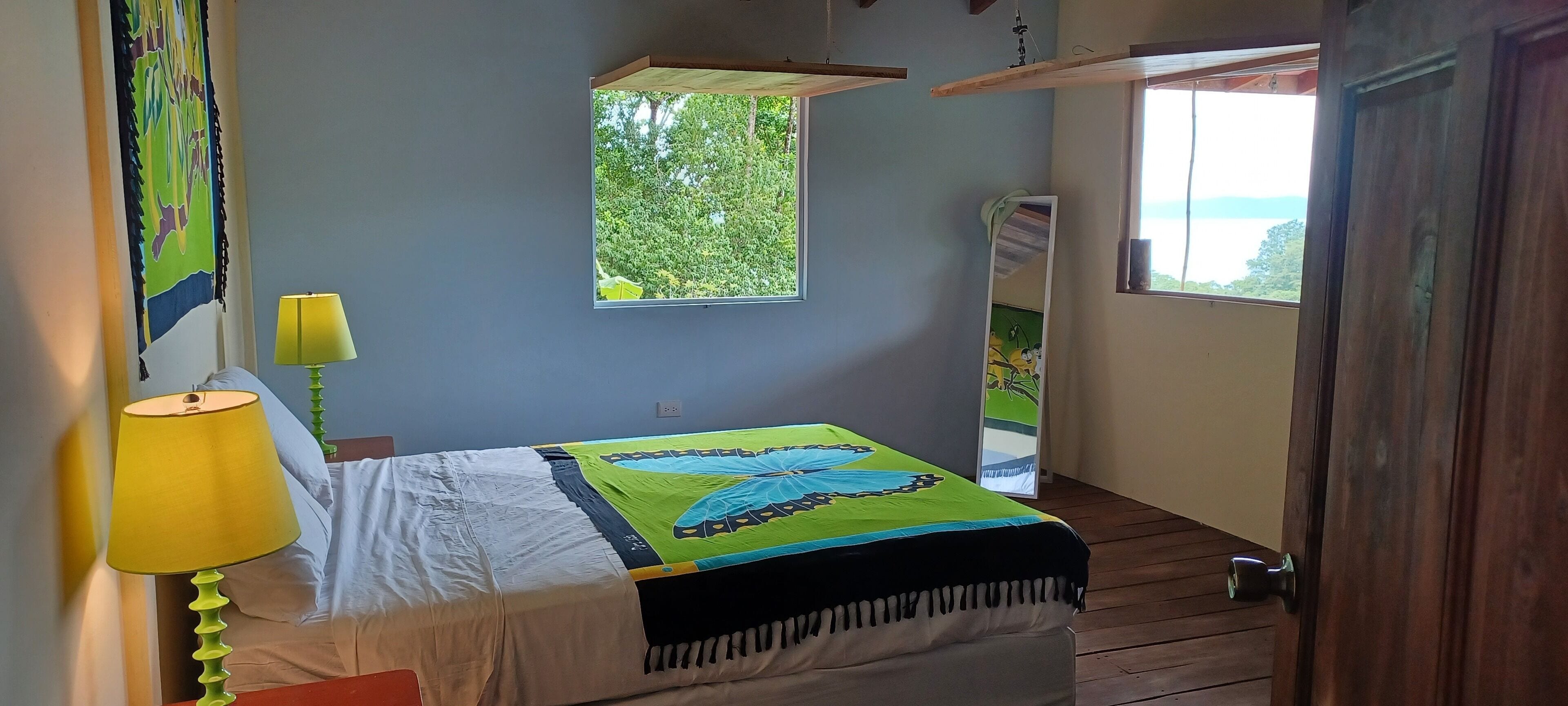 2 bedrooms, desk, WiFi, bed sheets
