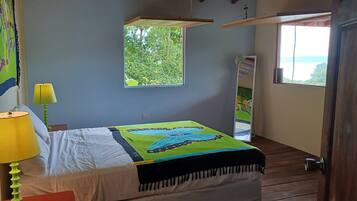 2 bedrooms, desk, WiFi, bed sheets