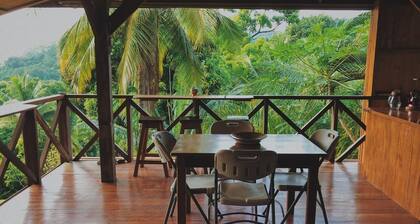 Lodge dans forĂȘt tropicale, vue imprenable sur Pacifique