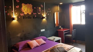Un dormitorio con cama, escritorio, espejo y ventana.