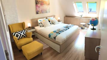 2 bedrooms, desk, laptop workspace, soundproofing