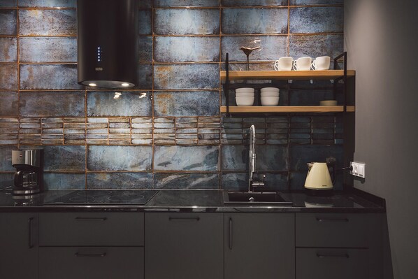 Jääkaappi, mikroaaltouuni, astianpesukone, kahvin-/teenkeitin