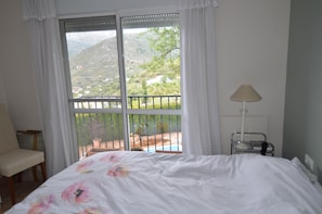 4 bedrooms, desk, iron/ironing board, free WiFi