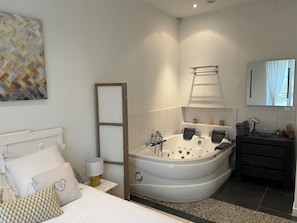 2 chambres, bureau, Wi-Fi, literie fournie