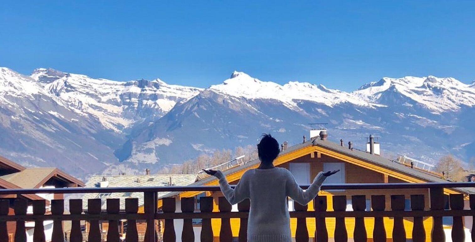 Stylish Family Ski Apartment: lovely mountain views, close to everything.
